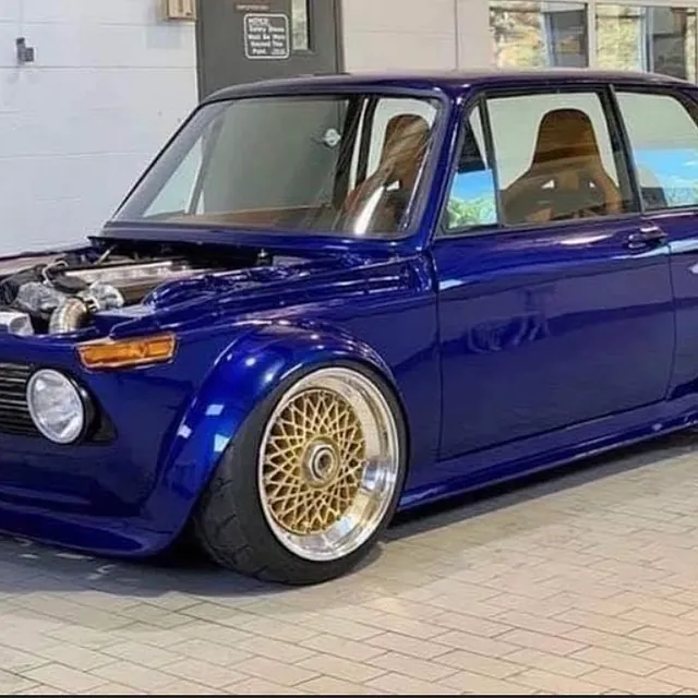 Klassisk BMW i bilverkstad Malmö